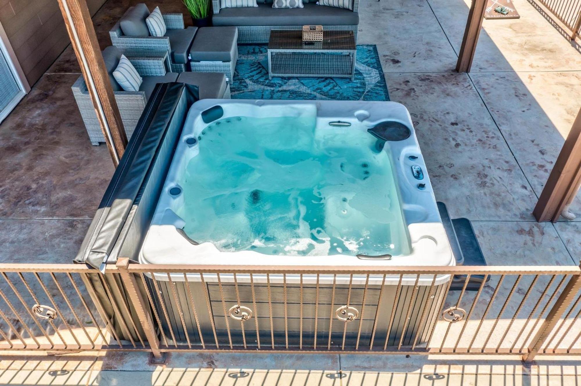 Mountain Elegance W/ Pool, Spa, Projector
