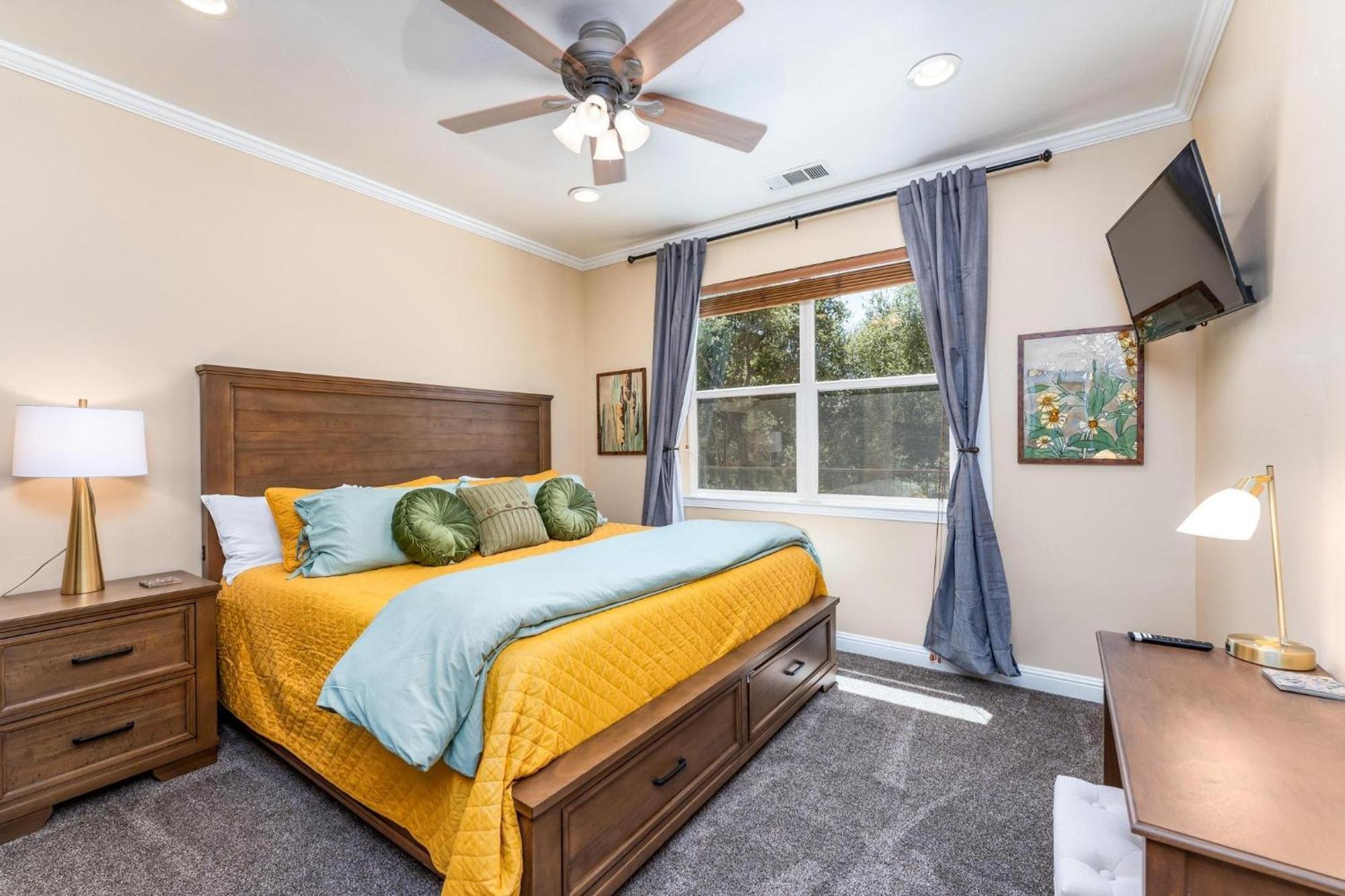 Holiday home Mountain Elegance W/ Pool, Spa, Projector *