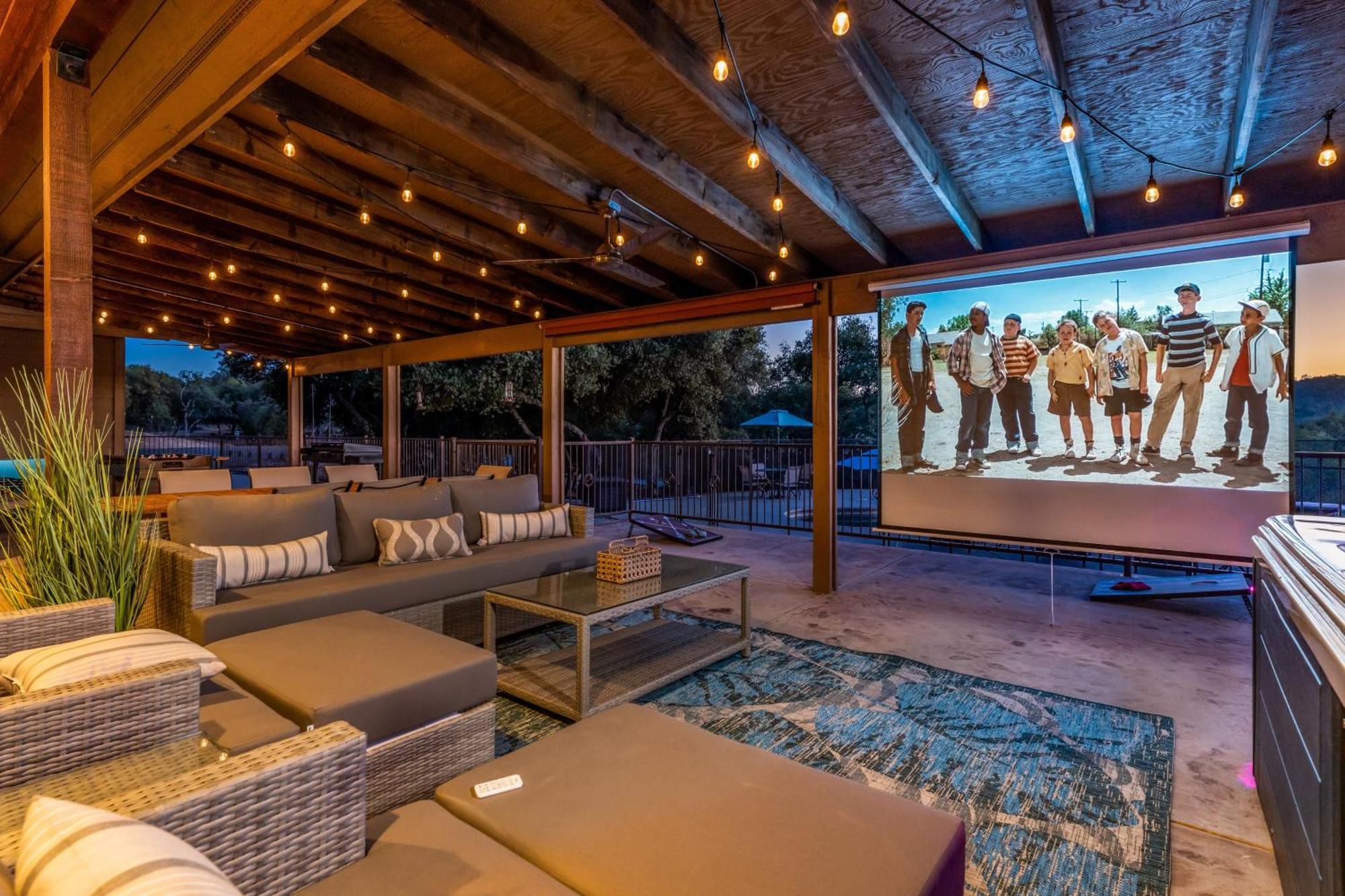Holiday home Mountain Elegance W/ Pool, Spa, Projector *