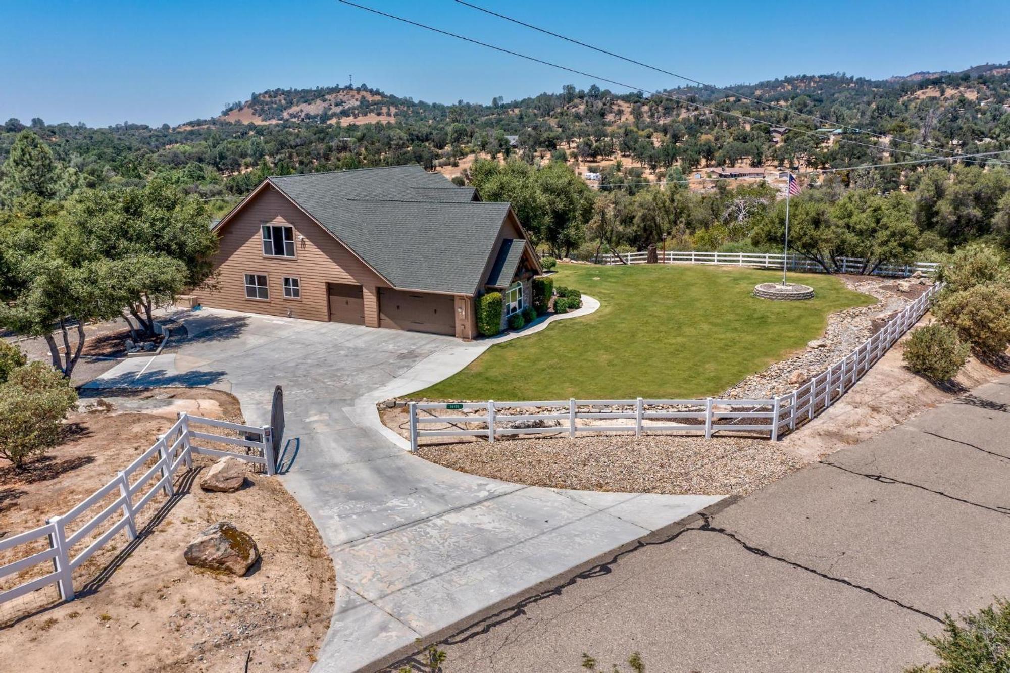 Holiday home Mountain Elegance W/ Pool, Spa, Projector *