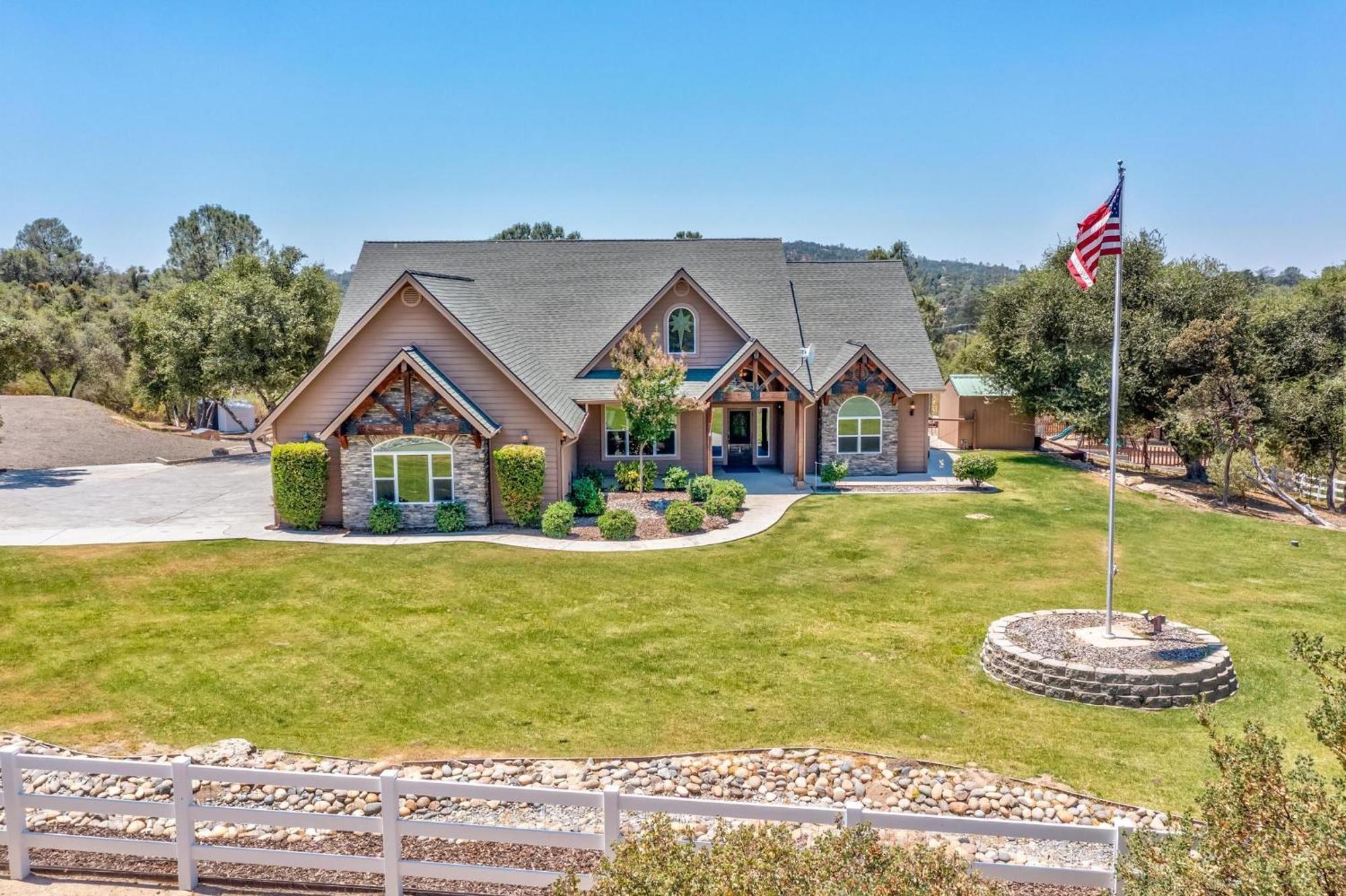 Mountain Elegance W/ Pool, Spa, Projector Holiday home Coarsegold