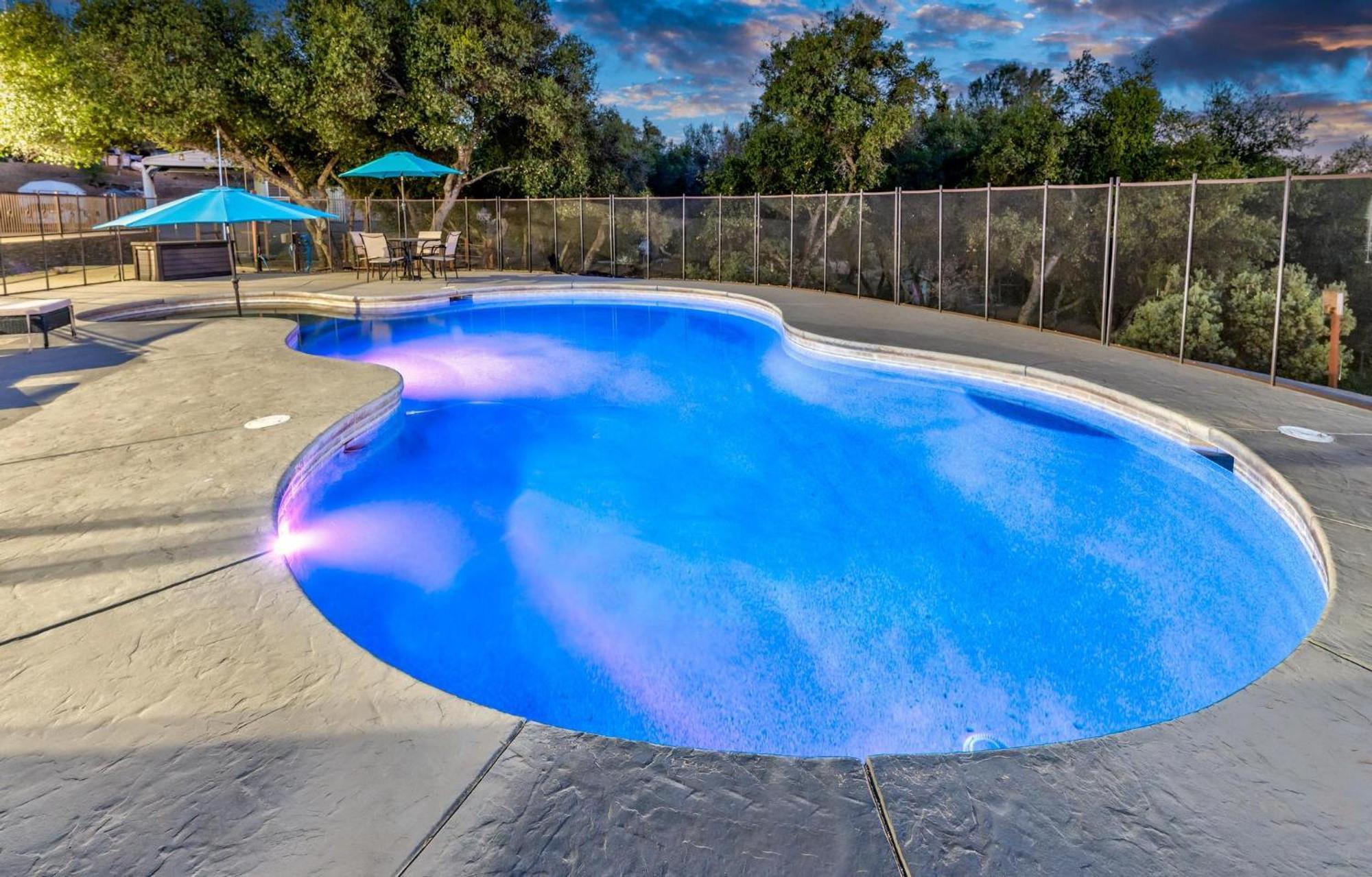 Mountain Elegance W/ Pool, Spa, Projector Holiday home *