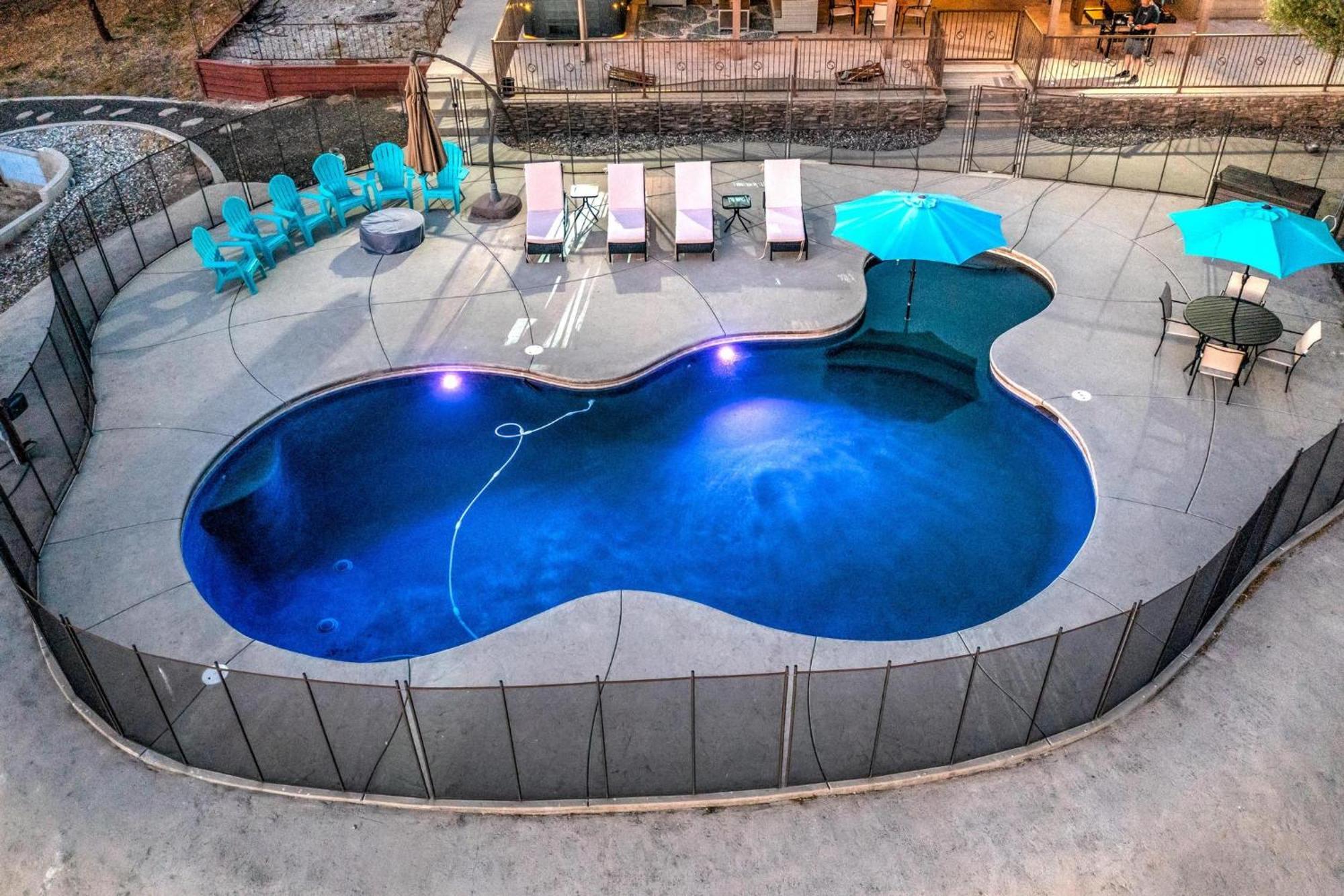 Holiday home Mountain Elegance W/ Pool, Spa, Projector *