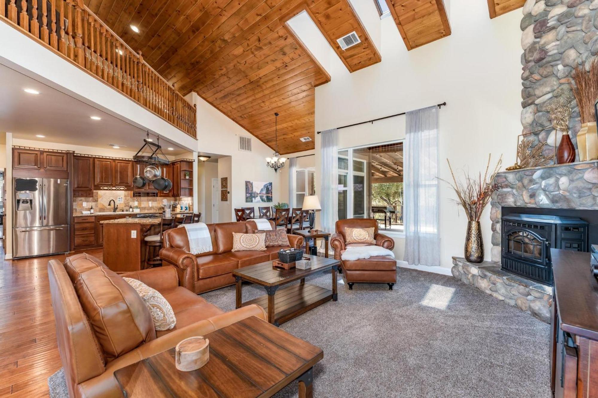 Mountain Elegance W/ Pool, Spa, Projector