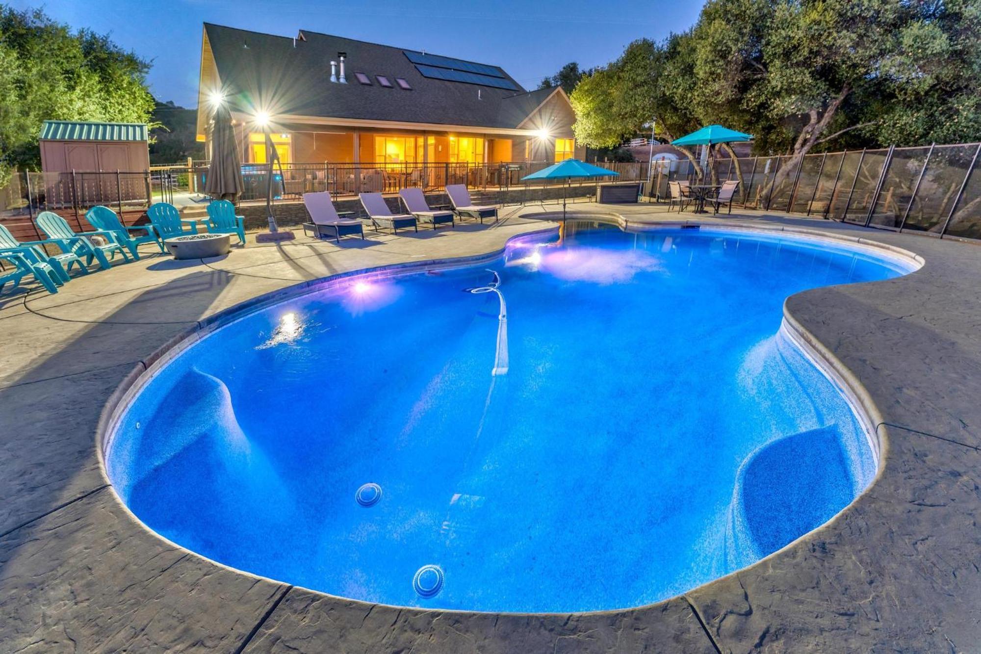 Mountain Elegance W/ Pool, Spa, Projector Holiday home